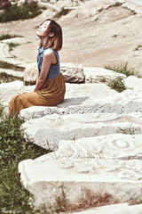 组图：陈怡驻足圆明园遗址 沉静感受历史余韵