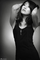 组图：卫莱黑白写真曝光 演绎穿越时空的美丽