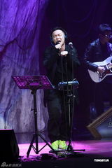 高清组图：陈奕迅香港开唱 靠唱功长裤T恤也疯狂