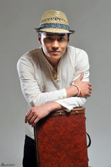 组图：刘小辉帅气写真 尽显绅士魅力