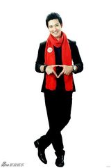 组图：立威廉为慈善拍摄写真 围红围脖手比心形