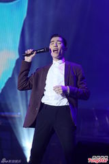 组图：萧敬腾上海开唱雨神未发威 被何韵诗调侃