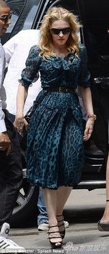 组图：麦当娜御姐范连衣裙现身 小男友殷勤护驾