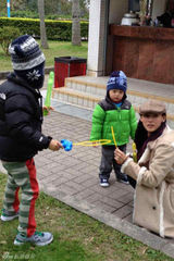 组图：张柏芝新年陪儿子骑单车 母子其乐融融