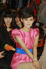 组图：刘滢粉裙亮相《风尚志》举办的时装周