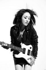 组图：刘芸劲酷朋克写真 变身摇滚女冷峻性感