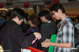 组图：AKB48香港举行握手会 防骚扰要歌迷先洗手