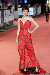 组图：周幼婷辣椒红裹胸裙亮相红毯锁骨迷人