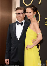 组图：《美国骗局》编剧沃伦-辛格携女伴亮相