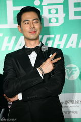 组图：韩星赵寅成上海电视节卖萌耍酷逗粉丝