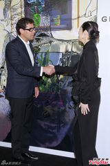 组图：杨千嬅开叉露背再走性感风 为爱子学省钱