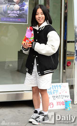 组图：韩剧《1994》女星如约赴街头送爱的抱抱