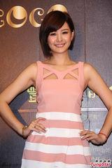 组图：安心亚粉色短裙出镜 笑容甜美长腿性感