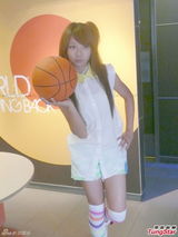 组图：萝莉创作歌手许雅涵运动写真萌态十足