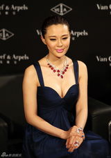 组图：佟大为关悦甜蜜亮相珠宝展秀恩爱