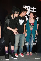 幻灯图集：好友农夫开演唱会 陈冠希现身力挺