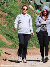 组图：娜塔丽-波特曼与友人散步 挺大肚步伐矫健