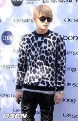 组图：金在中设计师身份出席活动 奶牛装显潮范