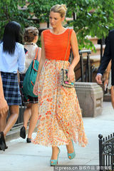 组图：莱弗利碎花裙赶拍《绯闻女孩》 搞怪表情不断