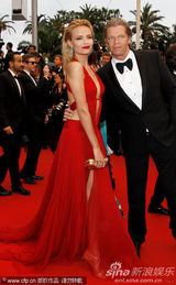 组图：超模娜塔莎走红毯 镂空红裙清凉娇艳