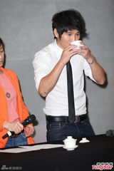 组图：曹格酒后闹事召开记者会 敬三杯茶道歉