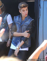 组图：比伯当街献唱谢歌迷 小天王自恋摸发