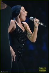 组图：LadyGaGa快速变装 方块头贝壳装露臀抢镜