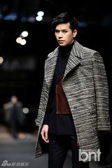 组图：韩星金宇彬郑京浩等献华丽T台秀