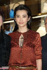 组图：李冰冰率性亮相品牌开幕会服饰抢镜