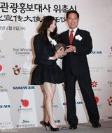 组图：张静初出任韩国文化大使 短裙亮相大秀美腿