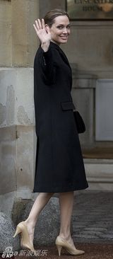 组图：朱莉伦敦参加峰会 一身黑色战衣霸气外露