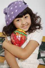 组图：张子枫圣诞童趣写真 可爱无邪温暖人心