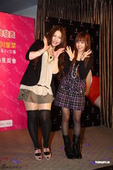 组图：女优佐山爱与瑠川里菜抵台与粉丝互动