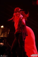 组图：陈绮贞红馆开唱 火红礼服上演女女热吻