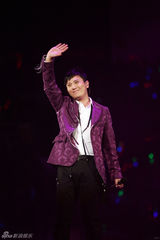 幻灯图：张信哲北京个唱演绎20年经典 打造万人KTV