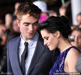 组图：《破晓》首映三人组亮相 斯图尔特秀长腿