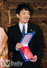 组图：韩星李凡秀携妻出任印度尼西亚宣传大使