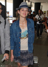 组图：囧瑟夫玛丽昂机场相遇 短暂叙旧拥抱告别