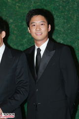 组图：晶刚香港婚宴 郭晶晶坠钻礼服挽霍启刚亮相