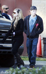 幻灯图集：艾薇儿遭拍单身生活 服饰前卫行动不适