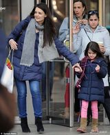 组图：凯蒂戴绒毛耳罩扮嫩 小苏瑞撅嘴成不爽妹