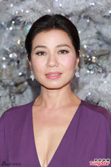 组图：钟楚红亮相圣诞活动 低胸长裙优雅出镜