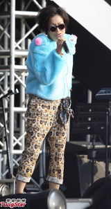 组图：郑秀文上海亮相卡通外套个性十足