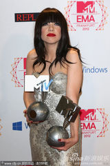 组图：吉普森获EMA最佳歌曲后台秀奖杯显羞涩