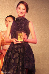 组图：曾泳醍亮相颁奖礼 获风尚明星旅行家大奖