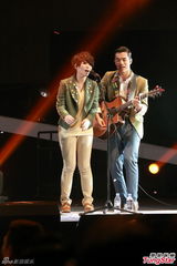 组图：苏打绿演唱会脱衣助兴 王菀之任嘉宾献唱