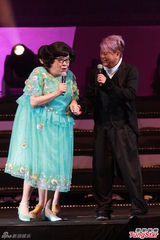 组图：曾志伟薛家燕扮肥姐 郑欣宜隔空寄思念