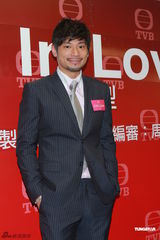 组图：佘诗曼陈豪新剧试造型 羞谈各自绯闻对象