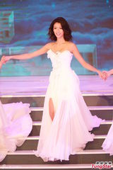 组图：港姐总决赛低胸白裙开场 舞台梦幻唯美