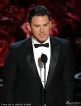 组图：查宁-塔图姆帅气西装登台颁奖 身形魁梧